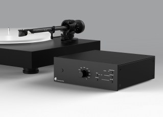 PhonoBoxDS3B sideview next to Debut Carbon EVO with Acryl It on top