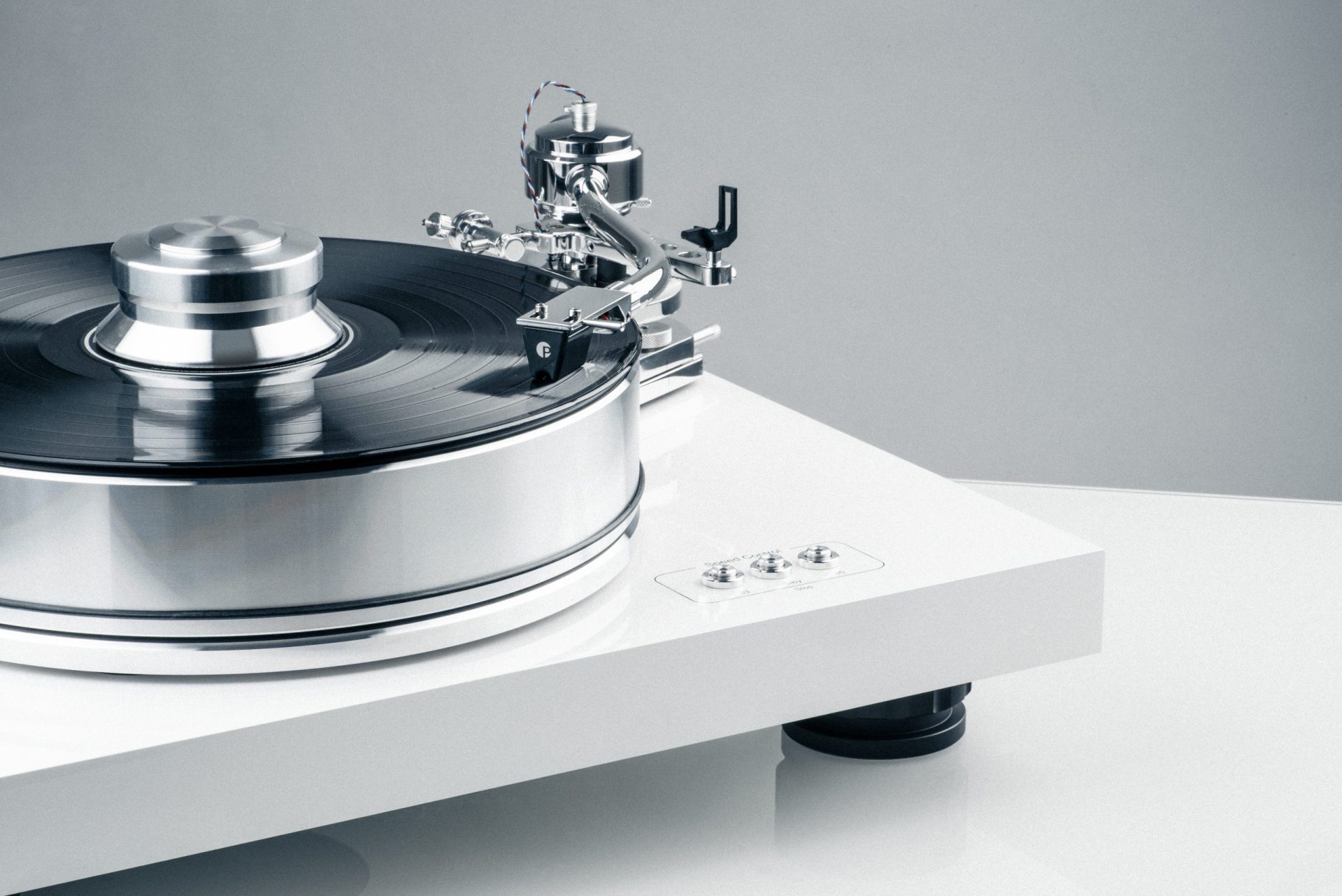 Pro-Ject Signature 10 Frontansicht mit Kontrollpanel