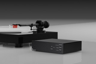 Pro-Ject X2 B turntable and the Phono Box S3 B Amplifier in a white showroom