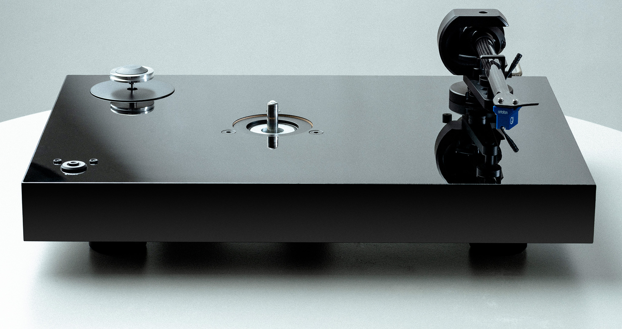 X8 Plattenspieler in Schwarz Frontansicht Speed Control + Carbon Tonarm + Lager + Motor
