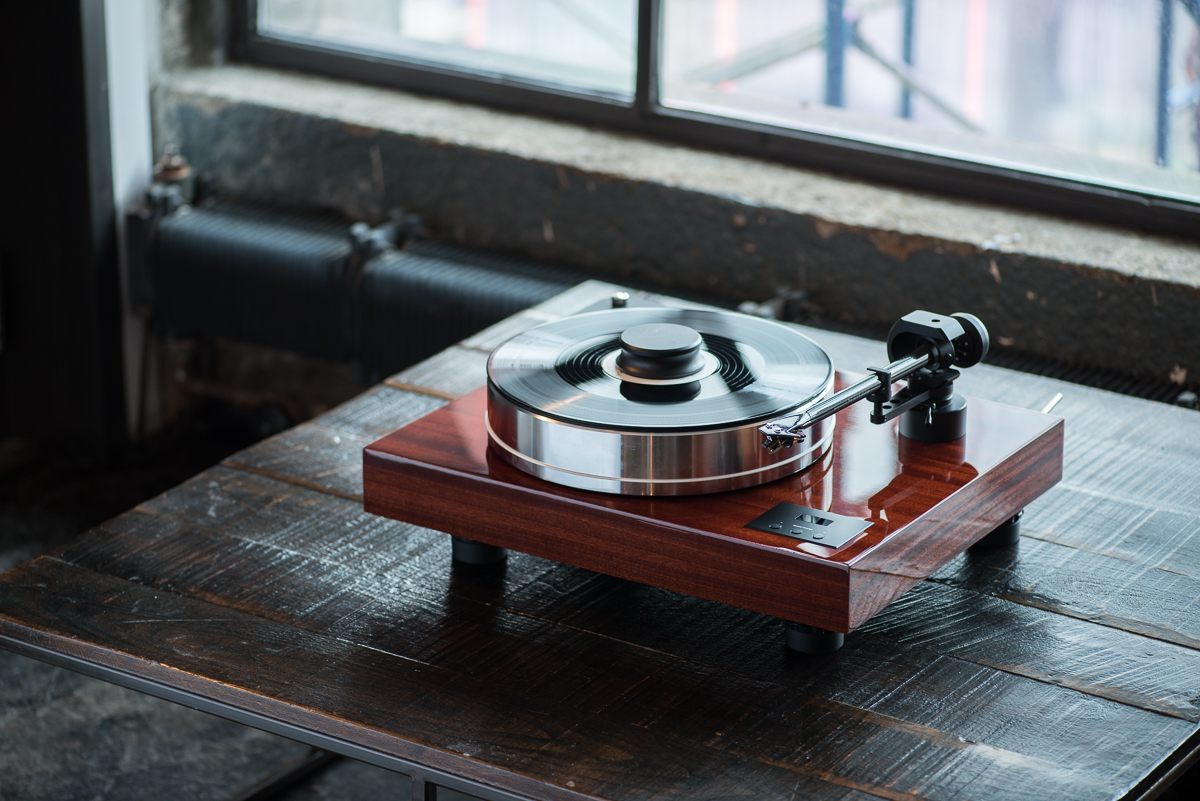 Xtension 10 evolution on a wooden table